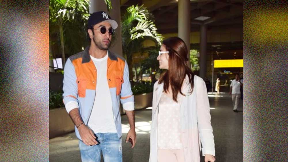 সঙ্গে ছিলেন ‘ব্রহ্মাস্ত্র’-র পরিচালক অয়ন মুখোপাধ্যায়। নতুন বছরে নতুন উদ্যমে কাজ শুরু করার আগে প্রায় সব সেলেবরাই ছুটি কাটাতে যান। তবে রণবীর-আলিয়া জুটির ব্যাপারটাই একটু আলাদা।