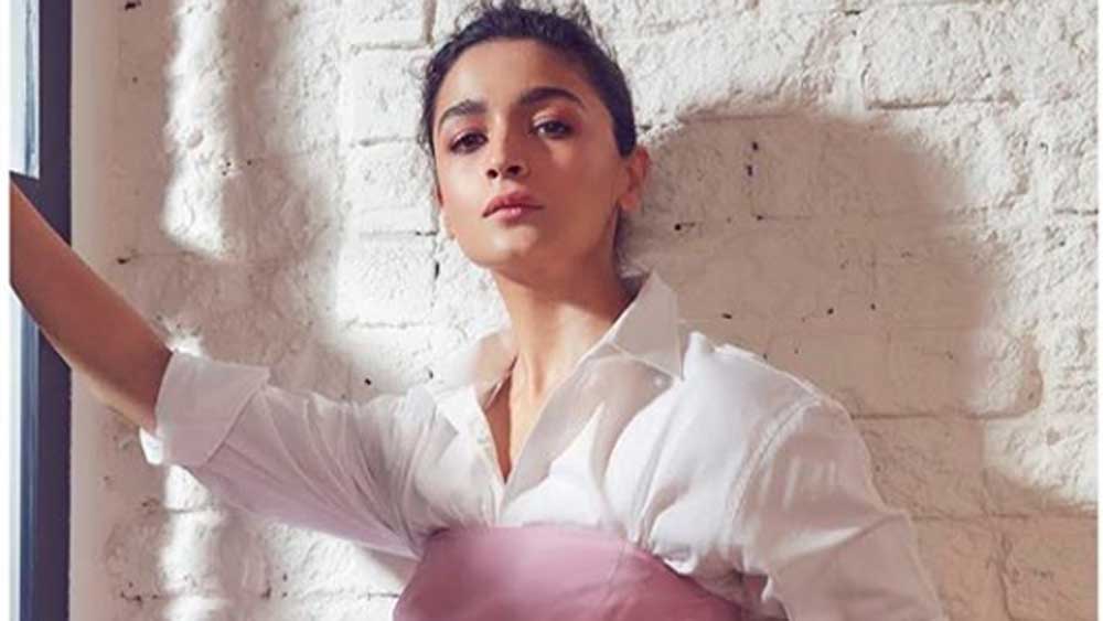 তাইল্যান্ডে তাঁদের ছুটি কাটানোর বেশ কিছু ছবিও শেয়ার করেছিলেন আলিয়া ভট্ট। একটা ছবিতে তাঁরা তিনজনই রয়েছেন।