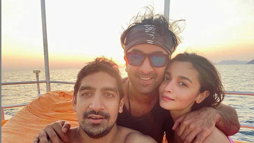 এই ছবির ক্যাপশন দিয়েছিলেন, ‘সবচেয়ে ভাল ছেলেরা (এবং ভাল মেয়ে)।’