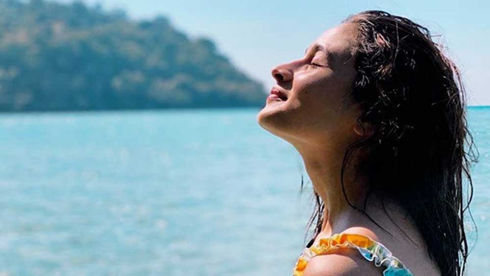 অন্য একটি ছবিতে আলিয়া ফ্লোরাল প্রিন্ট-এর জামা পরে সূর্যের দিকে তাকিয়ে। এই ছবির ক্যাপশনে লেখা ‘২০২০-র আলো’।