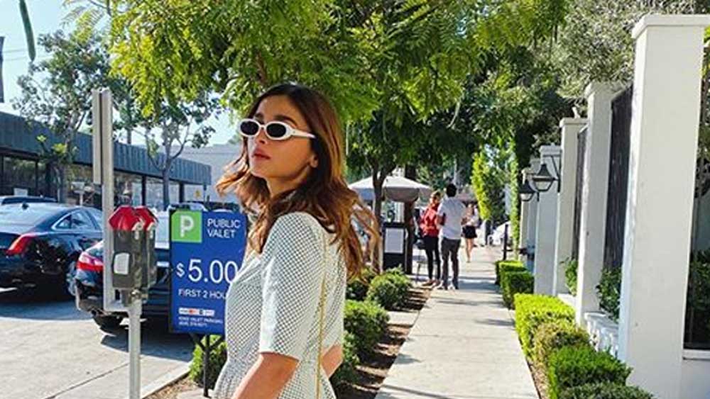 সঙ্গে আরও একটি ছবি শেয়ার করেছিলেন আলিয়া। সেই ছবিটা বোধহয় মন খারাপের ছিল।