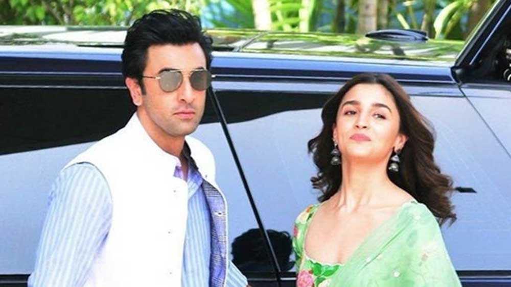 ছুটি শেষ, ব্যাগপত্র গুছিয়ে হোটেলে চেক আউট করে বাড়ি আসার জন্য তৈরি। ছবিতে নিজের ব্যাগপত্রের ছবি দিয়ে আলিয়া লিখেছেন, ‘হোমটাইম’।