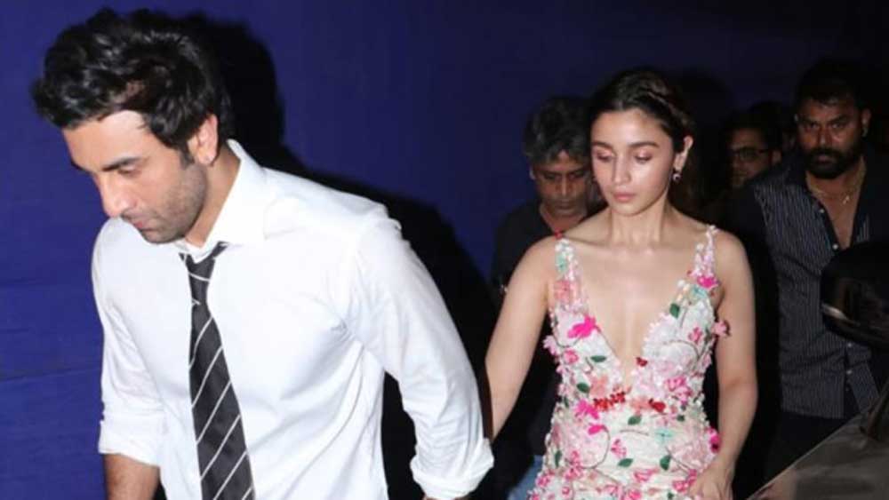 ফের ঠিক ওরকমই একটা ছুটি কাটাতে চান আলিয়া। তাই এ বারে ফ্লোরাল প্রিন্ট-এর সুইম শুটে আরও একটি ছবি শেয়ার করেছেন।