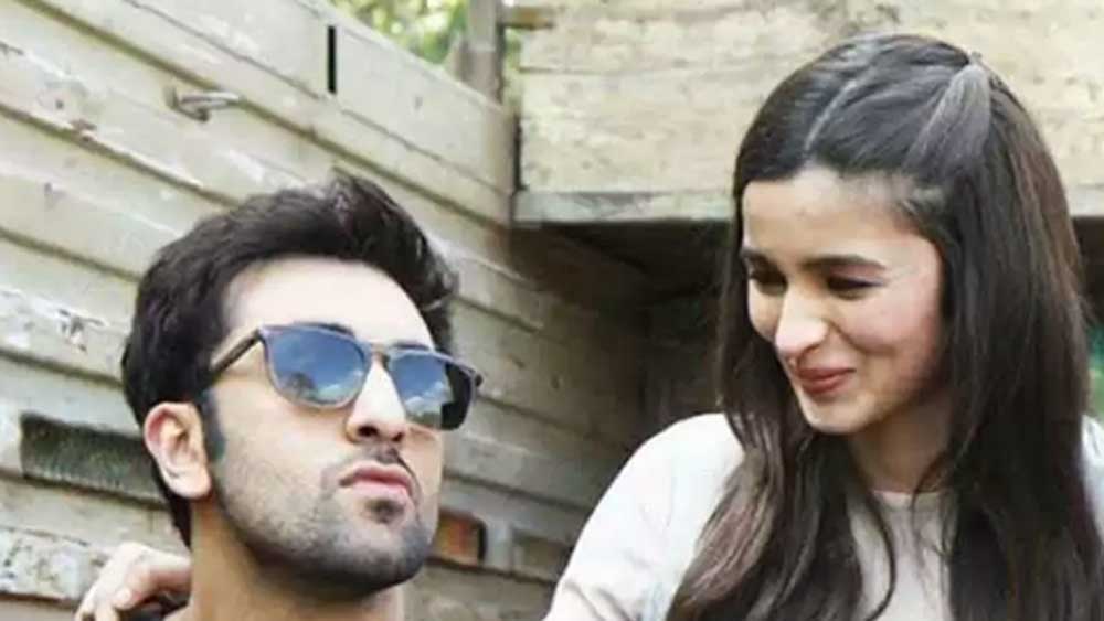 অয়ন মুখোপাধ্যায়ের ‘ব্রহ্মাস্ত্র’-এই প্রথম জুটি বেঁধেছেন রণবীর-আলিয়া। ছবিটা এই বছরেই মুক্তি পাবে মনে করা হচ্ছে। এছাড়া রণবীর এবং আলিয়া দুজনের হাতেই এখন একাধিক প্রোজেক্ট রয়েছে।