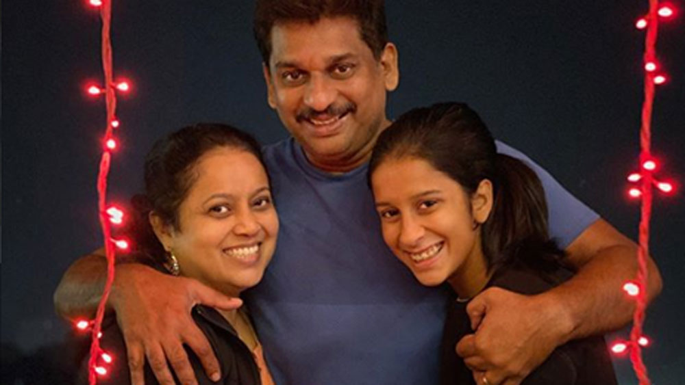 সেই রোজগার থেকেই ঘরে বোলিং মেশিন কিনে মেয়েকে বাড়িতে অনুশীলন করিয়েই রপ্ত করিয়েছেন কভার ড্রাইভ, ব্যাকফুট ড্রাইভ, হুক, পুল, স্কোয়ার কাট। এই কঠোর অনুশীলনের সুফলেই এখন জেমাইমা উইকেটের চারদিকে শট নিতে পারেন।