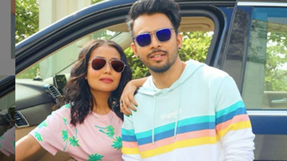 নেহা কক্করের জন্ম ১৯৮৮ সালে ৬ জুন উত্তরপ্রদেশের ঋষিকেশে। প্লেব্যাক সিঙ্গার সনু কক্করের ছোট বোন তিনি। তাঁদের একটা ভাইও রয়েছে, নাম টনি কক্কর। টনিও গায়ক।