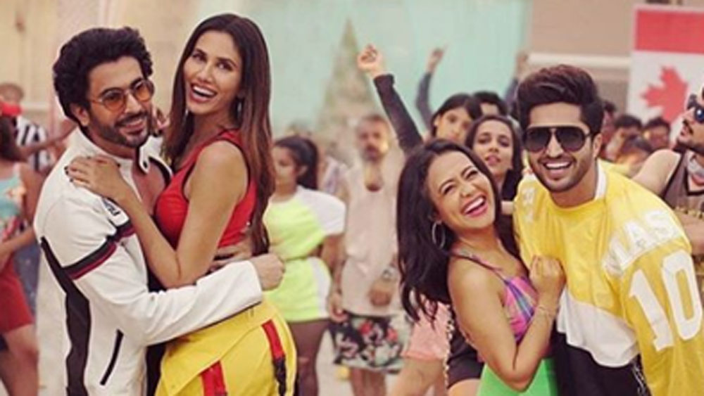 তাঁদের পরিবারে সঙ্গীত চর্চার একটা রেওয়াজ ছিল। সে কারণে ছোট থেকে তিন ভাইবোনের মধ্যেও সঙ্গীতের প্রতি আগ্রহ গড়ে ওঠে।