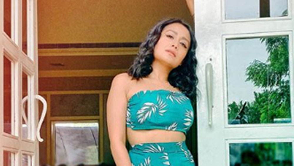 শুধু শিঙাড়া বিক্রি করে এত বড় সংসার সামলানো একার পক্ষে সম্ভব হচ্ছিল না। ছোট হলেও বাবার সমস্যাটা বেশ ভাল করেই বুঝতেন তিন ভাইবোন। তাই যে বয়সে অন্যান্য বাচ্চারা বাবা-মার ছত্রছায়ায় বড় হয়, ছোটদের আবদার মেনে খাবার, খেলনা কিনে এনে দেন বাবা-মায়েরা, সেই ছোট বয়স থেকেই উপার্জন করতে শুরু করেন তাঁরা।