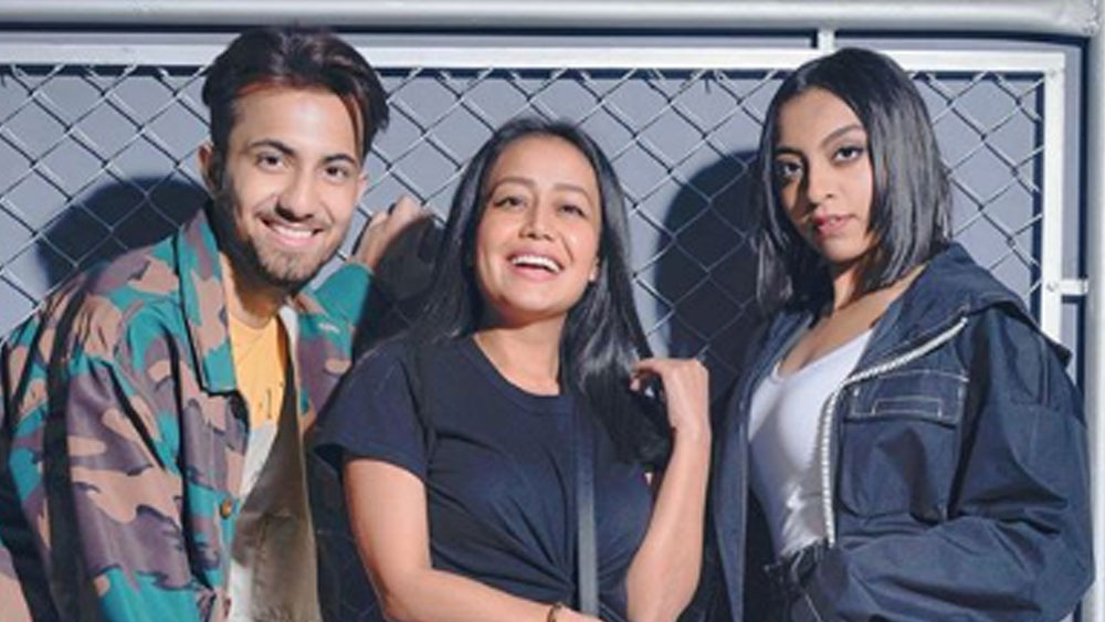 পরে অবশ্য তাঁরা ঋষিকেশ থেকে দিল্লি চলে আসেন। সেখানে নিউ হলি পাবলিক স্কুলে পড়াশোনা করেছেন নেহা। মাত্র ৪ বছর বয়স থেকে গান গাইতে শুরু করেন নেহা।