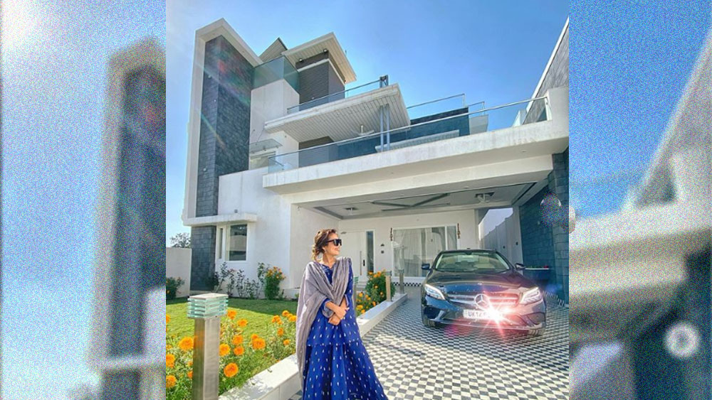 যে ঋষিকেশে একটা ছোট এক কামরার ভাড়া বাড়িতে ছোটবেলা কাটিয়েছেন, আর আজ সেখানেই নিজের বিলাসবহুল বাংলো কিনে ফেলেছেন নেহা।