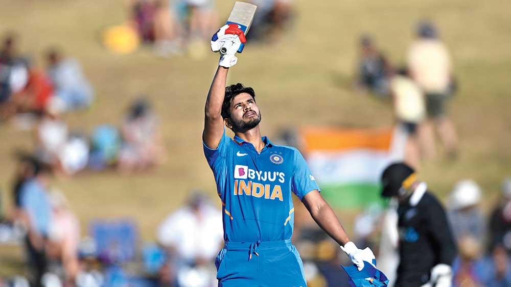 শ্রেয়াস আইয়ার: চার নম্বরে দলের ভরসা হতে পারেন শ্রেয়াস আইয়ার। বড় শট খেলতে দক্ষ। পর পর উইকেট যাচ্ছে যখন, তখন প্রতিরোধ গড়ে তুলতে পারেন। প্রোটিয়াদের বিরুদ্ধেও শ্রেয়াসের কাছ থেকে দায়িত্বপূর্ণ ব্যাটিং চাইবে দল।