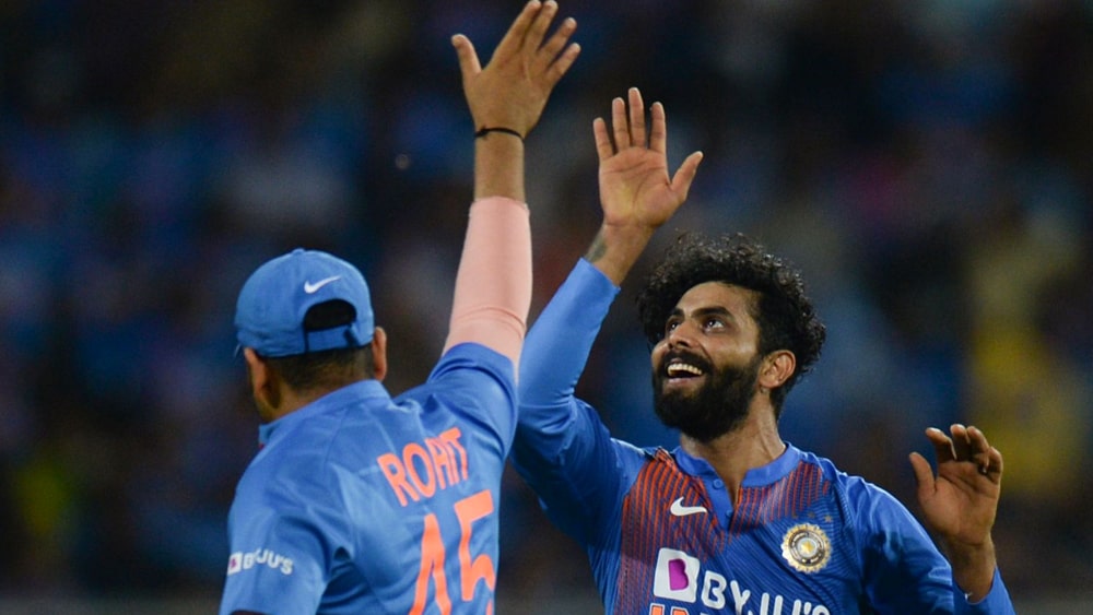 রবীন্দ্র জাদেজা: কোহালির দলের অন্যতম ভরসা রবীন্দ্র জাদেজা। বল হাতে রান আটকে রাখতে দক্ষ তিনি। প্রয়োজনের সময়ে তাঁর ব্যাটও কথা বলে। ফিল্ডার জাদেজা অসাধারণ। দক্ষিণ আফ্রিকার বিরুদ্ধেও জাদেজার দিকে তাকিয়ে টিম ম্যানেজমেন্ট।