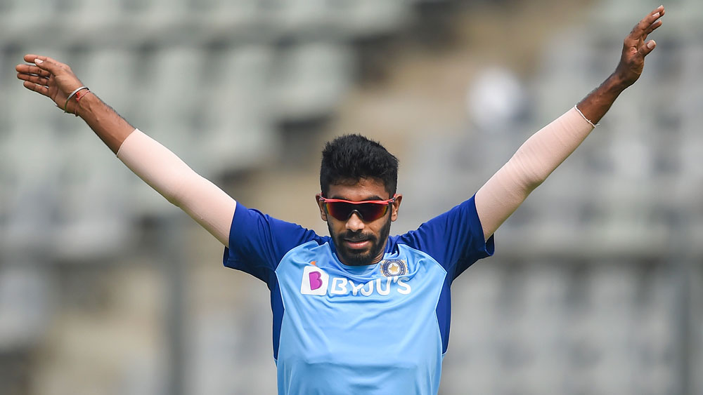 যশপ্রীত বুমরা: প্রত্যাবর্তনের পর থেকে বুমরা তাঁর চেনা ছন্দে ধরা দেননি। বিশেষজ্ঞরা বলছেন, সেরা ফর্মে ফিরতে আরও কয়েকটি ম্যাচ দরকার তাঁর। প্রোটিয়াদের বিরুদ্ধে বুমরা কেমন করেন, সেই দিকেই তাকিয়ে সবাই।