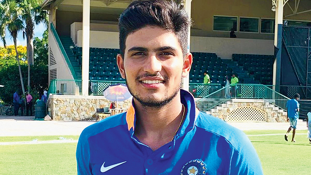 শুভমন গিল: তরুণ প্রতিভা। নিউজিল্যান্ডের বিরুদ্ধে টেস্ট সিরিজে তাঁকে খেলানোর কথা বলেছিলেন অনেক বিশেষজ্ঞরাই। এ বার প্রোটিয়াদের বিরুদ্ধে ওয়ানডে সিরিজে দলে ডাক পেয়েছেন। সুযোগ পেলে তিনি কি নিজের নামের প্রতি সুবিচার করতে পারবেন? প্রোটিয়াদের বিরুদ্ধে সিরিজে সেটাই দেখবেন সবাই।