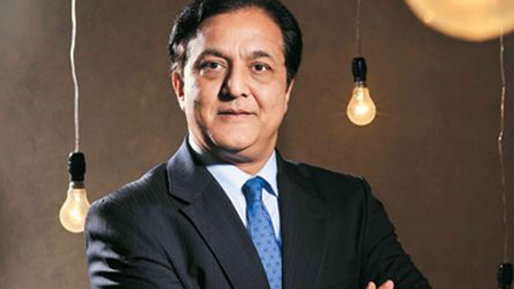 ২০১৮ সাল নাগাদ রাণা কপূরের কিছু ভুল সিদ্ধান্তের জেরে ইয়েস ব্যাঙ্কের শেয়ার হু হু করে পড়তে শুরু করে। এর পরই ২০১৯ সালে ৩১ জানুয়ারি রাণাকে সিইও পদ থেকে পদত্যাগ করতে বাধ্য করা হয়। তারপর সিইও হন রভনীত গিল।