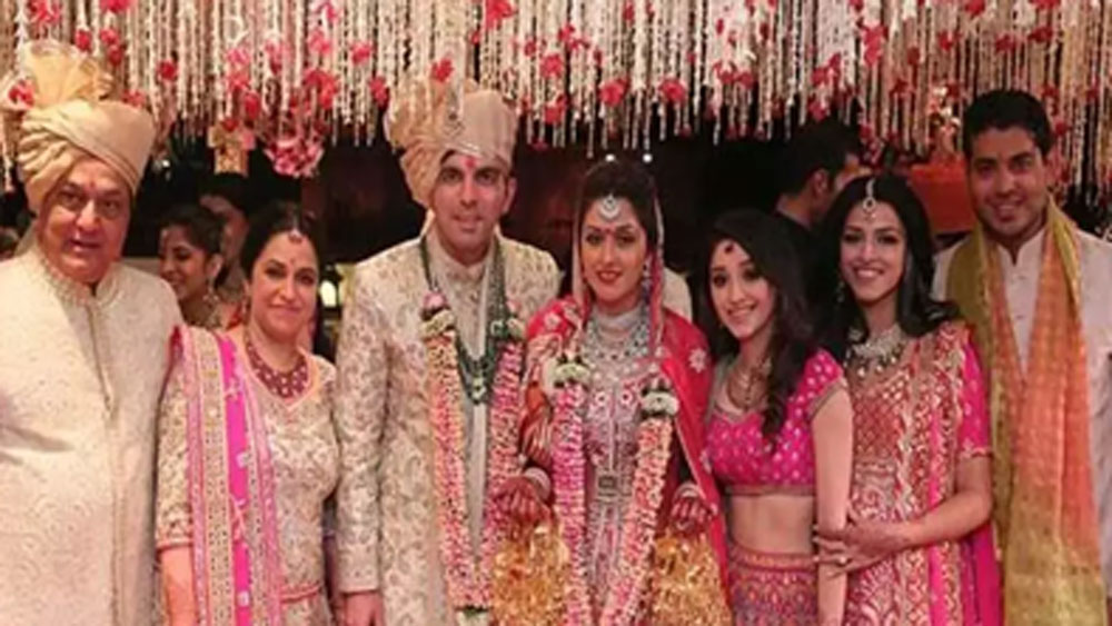 রাধা, রাখি এবং রোশনী- রাণা কপূরের এই তিন মেয়ের দিল্লি ও মুম্বইয়ের বাড়িতেও হানা দিয়েছে ইডি। ইডি সূত্রের বক্তব্য, রাণা ইয়েস ব্যাঙ্কের শীর্ষ পদে থাকার সময় এমন বহু সংস্থাকে ঋণ মঞ্জুর করা হয়েছিল, যারা লোকসানে ডুবে রয়েছে। ঋণ শোধ না-হওয়ার আশঙ্কা সত্ত্বেও মূলত রাণার নির্দেশেই ব্যাঙ্কের কর্তারা ঋণ মঞ্জুর করেন।