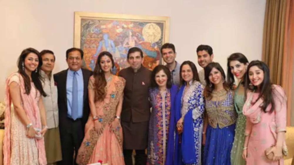 বিনিময়ে ওই সংস্থাগুলি রাণা, তাঁর স্ত্রী ও তিন কন্যার মালিকানাধীন বিভিন্ন সংস্থায় টাকা ঢেলেছিল। অভিযোগ, এই ভাবে ইয়েস ব্যাঙ্কে আমজনতার সঞ্চয়ের টাকা ঘুরপথে রাণা ও তাঁর পরিবারের সদস্যদের সিন্দুকে চলে যায়। তল্লাশিতে দাউদ-যোগেরও প্রমাণ পেয়েছে ইডি।