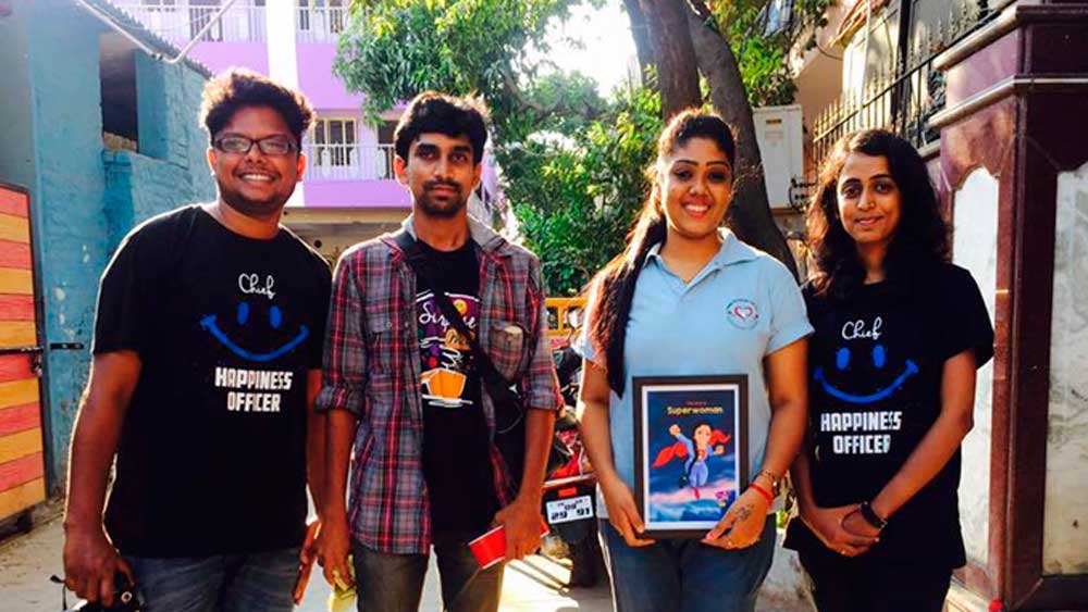 এরকম একটা অভিনব পরিকল্পনা স্নেহার মাথায় ফেসবুক থেকেই এসেছিল। ২০১৫ সালের জুন মাস থেকেই ফেসবুকে খুব সক্রিয় স্নেহা। তখনই সোশ্যাল মিডিয়াকে কাজে লাগানোর কথা মাথায় আসে তাঁর।