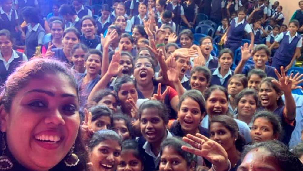 পরিবারের অভিভাবকদের সঙ্গে স্নেহাও খাবার পরিবেশন করতেন ছোট থেকে। স্কুলে পড়াকালীন প্রতি বৃহস্পতিবার সাইবাবার মন্দিরে যেতেন এবং সেখানে গরীবদের খাওয়াতেন।