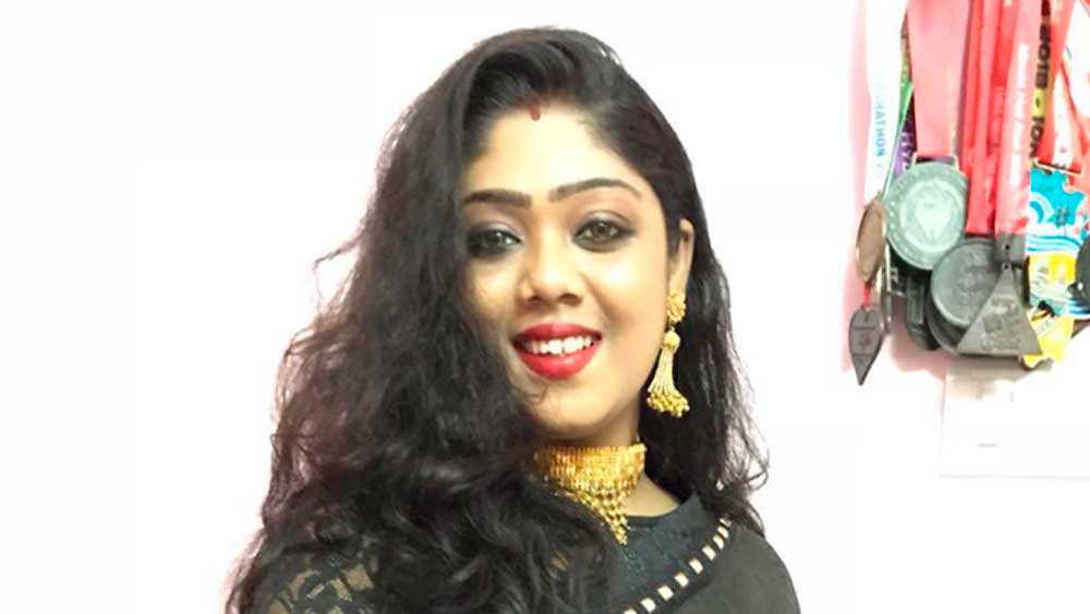 তারপরই সোশ্যাল মিডিয়াকে কাজে লাগিয়ে একটি গ্রুপ বানান তিনি। এইভাবেই তৈরি হয়ে যায় ফুড ব্যাঙ্ক। এই মুহূর্তে ৮ হাজারেরও বেশি সদস্য রয়েছেন এই ফুড ব্যাঙ্ক গ্রুপের।