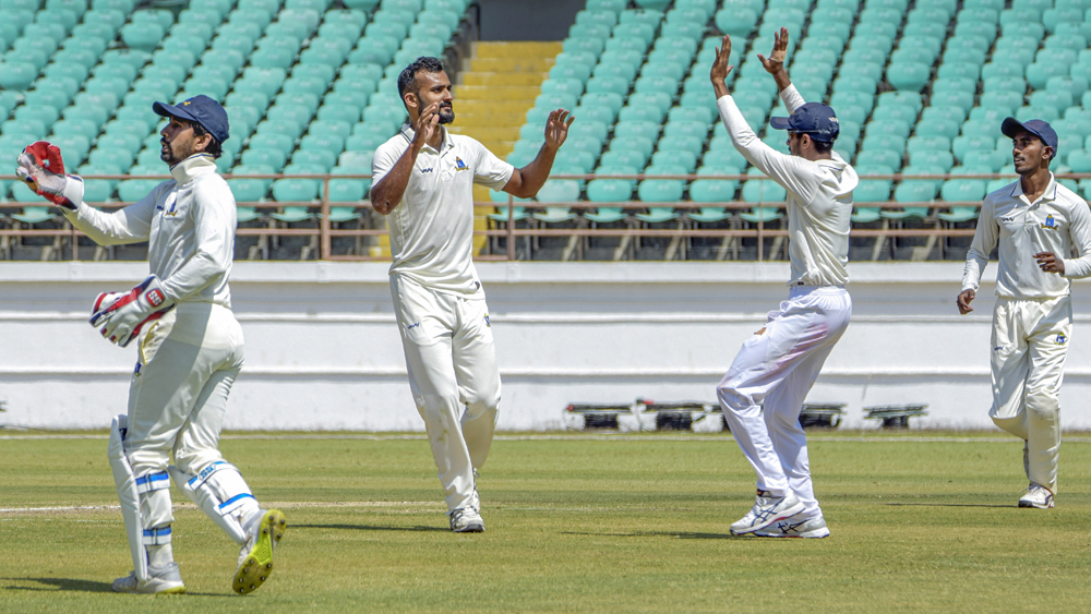 বাংলার হয়ে রঞ্জিতে ২৫টি ম্যাচ খেলে ৯০টি উইকেট রয়েছে আকাশের। তাঁর গতি এবং বল উইকেটের ভিতরে ঢুকে আসার ক্ষমতাই আসল শক্তি। সৌরাশিস বলেছেন, “গত বার রঞ্জি ট্রফি সেমিফাইনালে বাংলা বনাম মধ্যপ্রদেশ ম্যাচের কথা মনে করুন। যে বলটায় রজত পাটীদারকে আউট করেছিল, সেটা কী ভাবে অফ স্টাম্পে পড়ে ভেতরে ঢুকে এসে বেল উড়িয়ে দিয়েছিল সেটা ভাবুন। যে কোনও ব্যাটার ওই বলে আউট হবে। ৮-১০ ওভার একই গতিতে বল করতে পারে আকাশ। কব্জির ব্যবহার এবং নিখুঁত বোলিং অন্যতম অস্ত্র।”