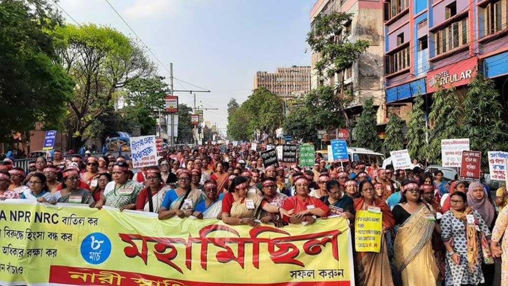 শাসক দলের পাশাপাশি রবিবার পথে নামলেন বাম ও কংগ্রেস মহিলারা। —নিজস্ব চিত্র।