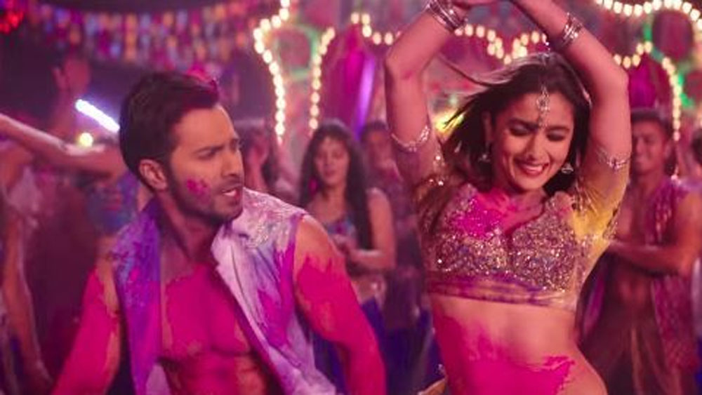 বলি সেলেবদের কারও কারও হোলি পার্টি তো আবার ভীষণই জনপ্রিয়। সেই সব পার্টিতে যোগ দেওয়ার জন্যই অপেক্ষা করে বসে থাকেন অন্যেরা। গ্যালারিতে রইল এমনই কিছু পার্টির হদিস।