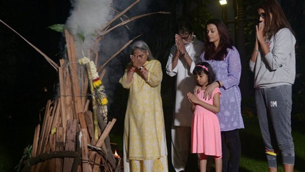 হোলির গান মানেই এখনও সেই ‘রং বরষে’। আর এই ফিল্মের যিনি হিরো ছিলেন, তাঁর বাড়িতে ধুমধাম করে হোলি পালন হবে না, তা কি হতে পারে?