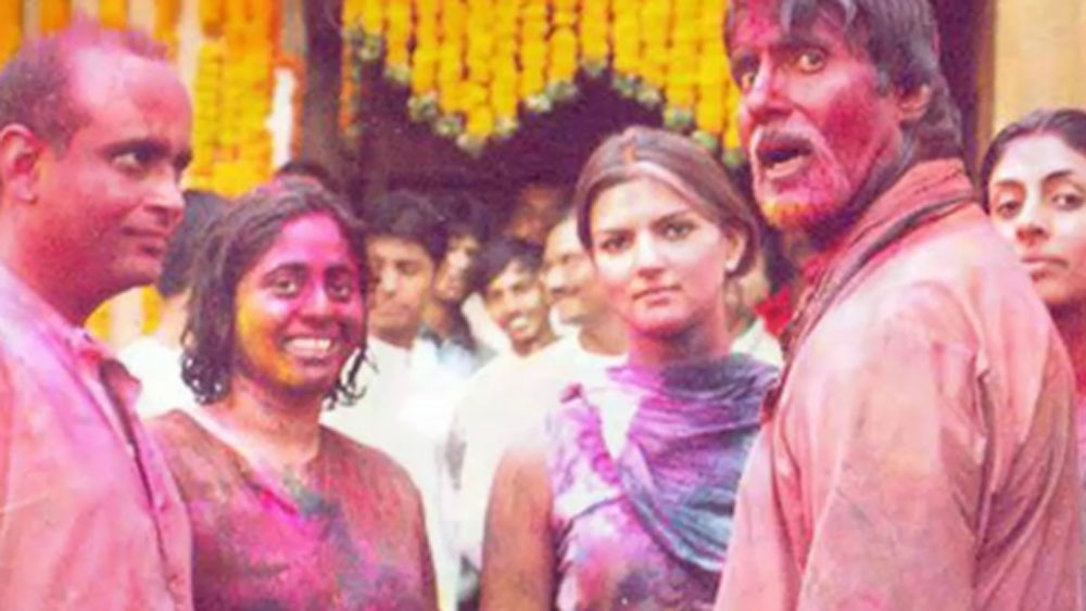 প্রতি বছর খুবই ধুমধাম করে হোলি পালন করা হয় বচ্চন পরিবারে। প্রচুর অতিথি আমন্ত্রিত থাকেন। খাওয়া-দাওয়া, হৈহুল্লোড় সব মিলিয়ে সারাদিন জমাটি আড্ডা হয়।