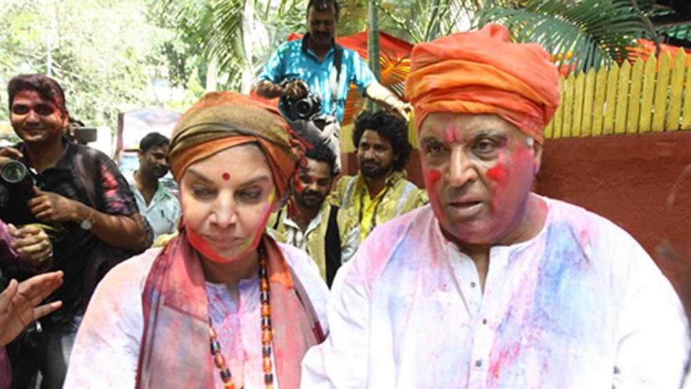 গত প্রায় ৪০ বছর ধরে হোলি পালন করে আসছেন শাবানা আজমি এবং জাভেদ আখতার। এই প্রথাটা শুরু করেছিলেন শাবানা আজমির বাবা কাইফি আজমি। প্রতি বছরই এই জুটি ঢোলের তালে ডান্স ফ্লোর মাতিয়ে তোলেন।