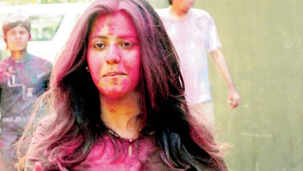 প্রযোজক একতা কপূরও প্রতি বছর ধুমধাম করে হোলি পালন করে থাকেন। তাঁর পার্টিতে আমন্ত্রিত থাকেন বলিউডের ছোট-বড় সমস্ত অভিনেতা-অভিনেত্রীরা। যাতে কেউই তাঁর পার্টিতে এসে নিজেকে বঞ্চিত মনে না করেন বা কোনওভাবে বিরক্ত বা একঘেয়ে না লাগে, সে দিকে ভীষণ খেয়াল রাখেন তিনি।