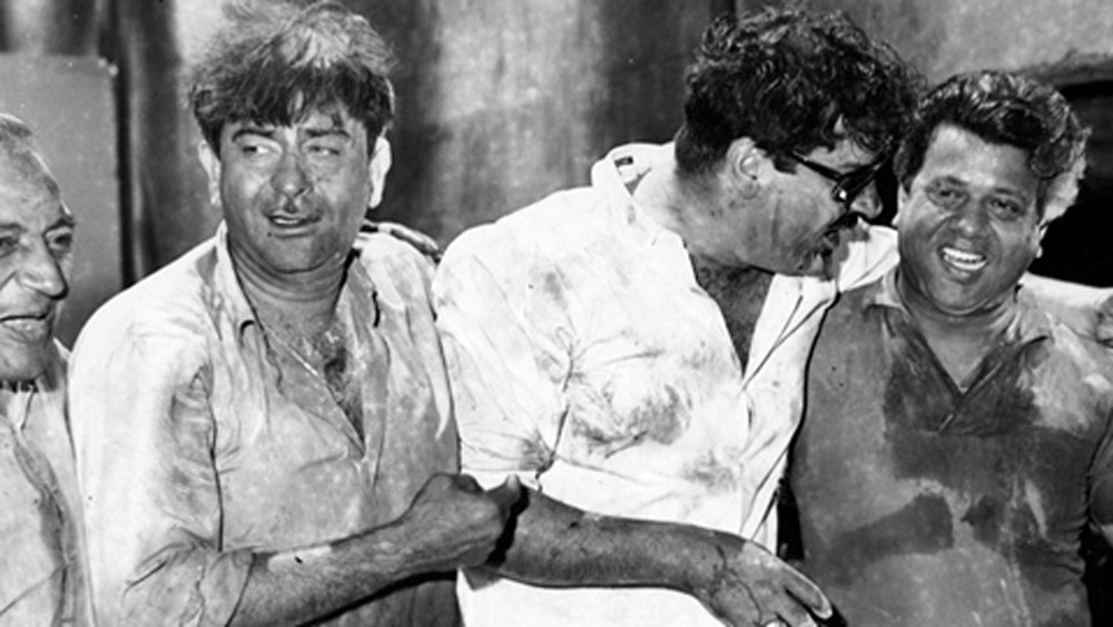 কপূর পরিবার তো বটেই, বলি ইন্ডাস্ট্রির সমস্ত অভিনেতা-অভিনেত্রীরাই তাঁদের পরিবার নিয়ে এই দিনের পার্টিতে যোগ দিতেন। নিজে দাঁড়িয়ে থেকে পার্টির তত্ত্বাবধান করতেন রাজ কপূর।