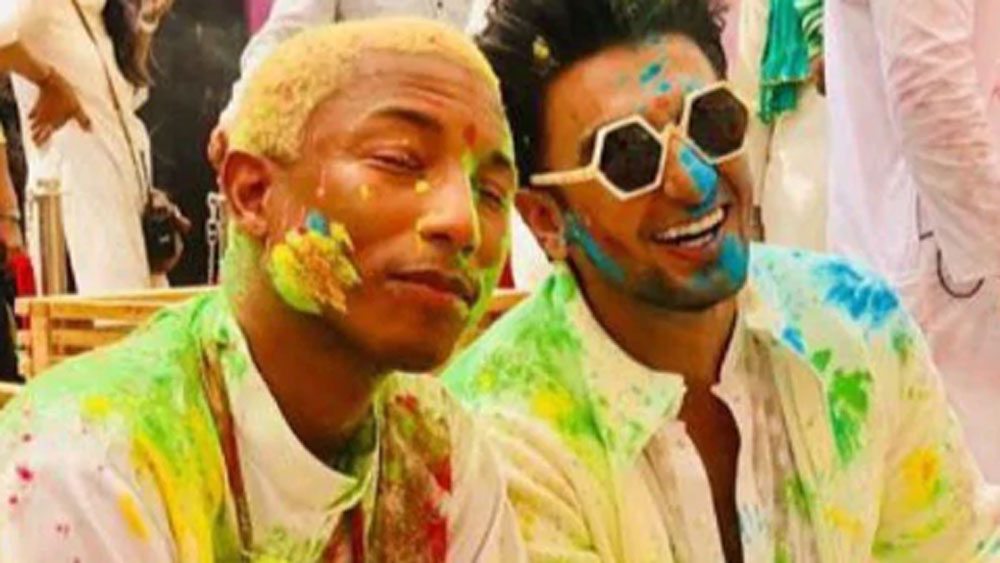 কম যান না রণবীর সিংহও। ধুমধাম করে হোলি পালন করেন প্রতি বছর। রণবীর সিংহ-দীপিকা পাডুকোনের এটা বিয়ের দ্বিতীয় বছর। গত বছরের মতো এ বছরও তাই হোলি পালনে কোনও ফাঁক রাখবেন না তাঁরা, আশা করাই যায়।