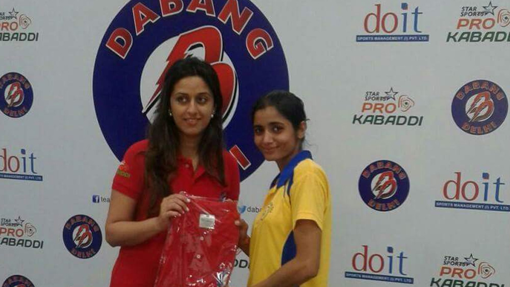 রাধা নিজেও ক্রীড়ায় উৎসাহী। ভালবাসেন গল্ফ, ক্রিকেট ও কবাডি। নিজে গল্ফ খেলেওছেন এক সময়ে। নিয়মিত যোগাভ্যাসও করেন তিনি।