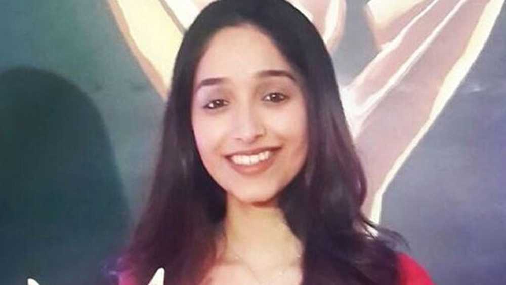 লন্ডনের উড়ানে চাপার আগে, মুম্বই বিমানবন্দরে আটকানো হয়েছে রাণার মেয়ে রোশনী কপূরকে। কারণ রাণার বিরুদ্ধে আর্থিক নয়ছয় মামলার তদন্তে দুই বোন ও মায়ের সঙ্গে নাম জড়িয়েছে তাঁরও। রাণার পরে, রোশনী ও পরিবারের অন্য সদস্যদের নামে লুক-আউট নোটিস জারির পরেই এই পদক্ষেপ।