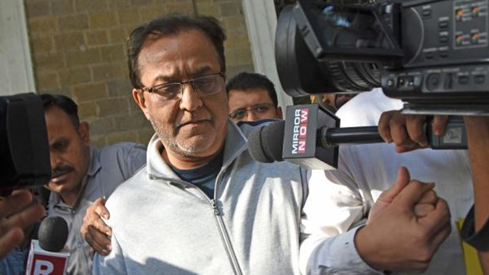 রাণা অবশ্য অভিযোগ অস্বীকার করেন। মুম্বই আদালতে দাঁড়িয়ে তাঁকে ছলছল চোখে বলতে শোনা গিয়েছে, ‘‘আমি তদন্তে সহযোগিতাই করতে চাই। দিনরাত চোখের পাতা এক না করা সত্ত্বেও সাহায্য করতে আগ্রহী।’’ রাণার আইনজীবীরও দাবি, রিজার্ভ ব্যাঙ্ক ইয়েস ব্যাঙ্ক থেকে টাকা তোলার সীমা বাঁধায় ক্ষুব্ধ মানুষ। তাই তাঁর মক্কেলকে বলির পাঁঠা করা হচ্ছে। ( ছবি: আর্কাইভ ও ফেসবুক)