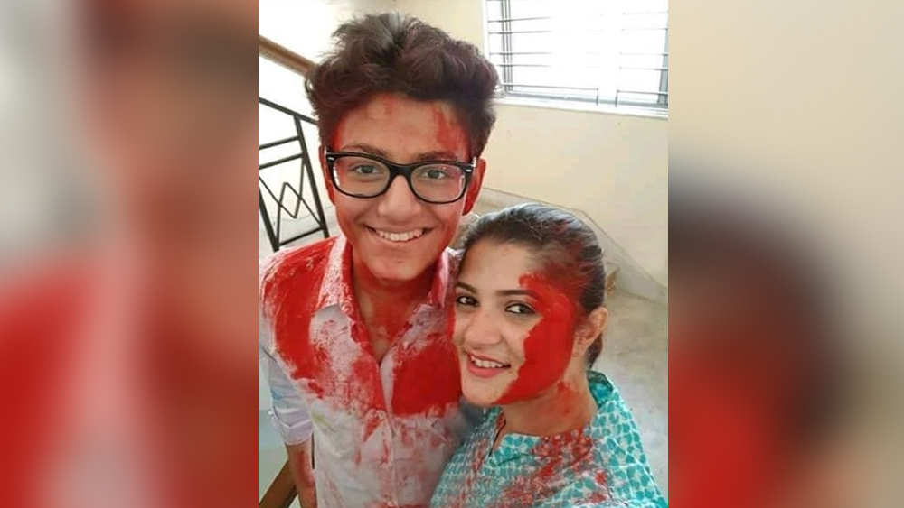 অভিনেত্রী শ্রাবন্তীও রং খেললেন নিজের বাড়ির লোকের সঙ্গেই। লাল আবির মেখে তিনি ছেলে ঝিনুকের সঙ্গে ছবি শেয়ার করেছেন ইনস্টাগ্রামে। (ছবি: সোশ্যাল মিডিয়া)