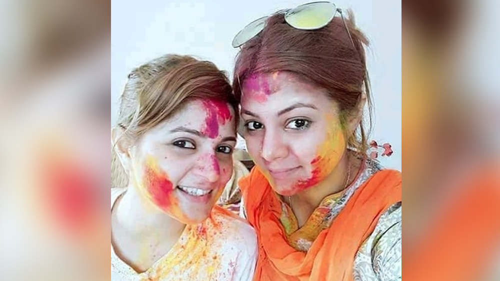 শ্রাবন্তীর দোলখেলায় সঙ্গী হলেন তাঁর দিদিও। (ছবি: সোশ্যাল মিডিয়া)