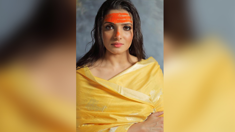 ইনস্টাগ্রামে হাল্কা বাসন্তী শাড়ি পরে ছবি দিয়েছেন অভিনেত্রী তনুশ্রী চক্রবর্তী। কপালে কমলা রঙের আবিরের ছোঁয়া।  (ছবি: সোশ্যাল মিডিয়া)