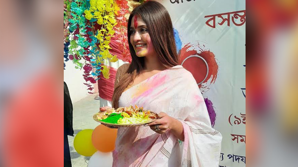 টালিগঞ্জের আর এক জনপ্রিয় অভিনেত্রী প্রিয়ঙ্কা সরকার অবশ্য রঙের উৎসবের জন্য বেছে নিয়েছেন সাদা শাড়ি-ই। বরণডালায় আবিরের সঙ্গে পলাশফুল নিয়ে ঋতুরাজকে স্বাগত জানান তিনি। (ছবি: সোশ্যাল মিডিয়া)