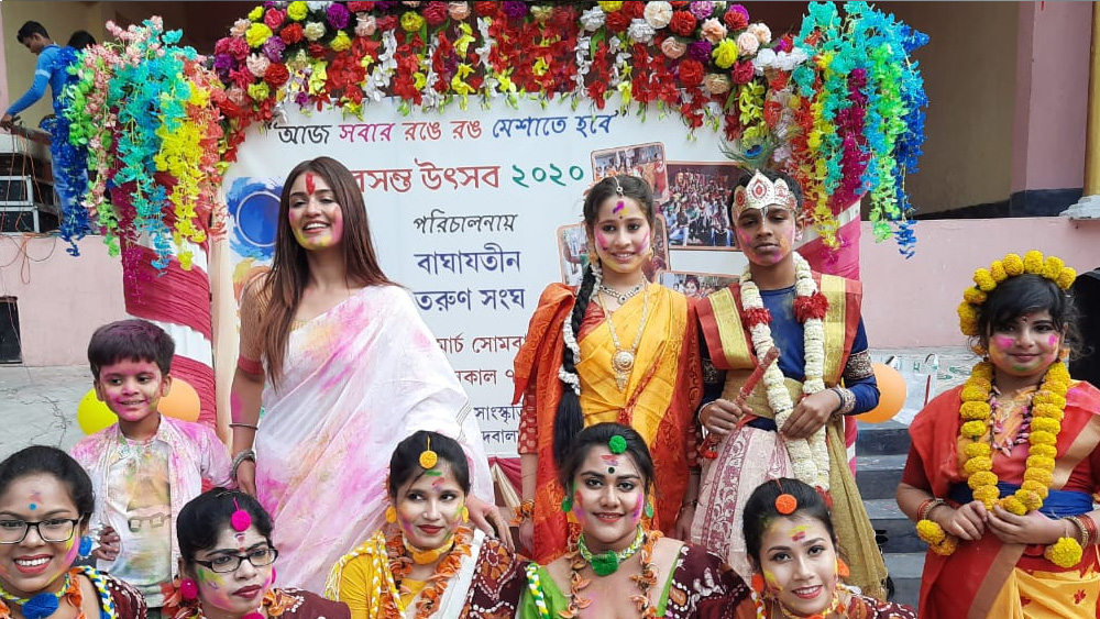 তার পর বাঘাযতীনের একটি ক্লাবে সবার সঙ্গে প্রিয়ঙ্কা মেতে ওঠেন রঙের খেলায়। (ছবি: সোশ্যাল মিডিয়া)