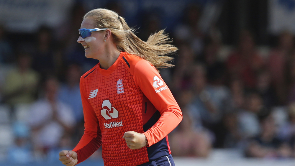 ইংল্যান্ডের সোফি একলেস্টন আরও একজন বাঁহাতি স্পিনার। তিনি ৬.১২ গড়ে নিয়েছেন আট উইকেট।