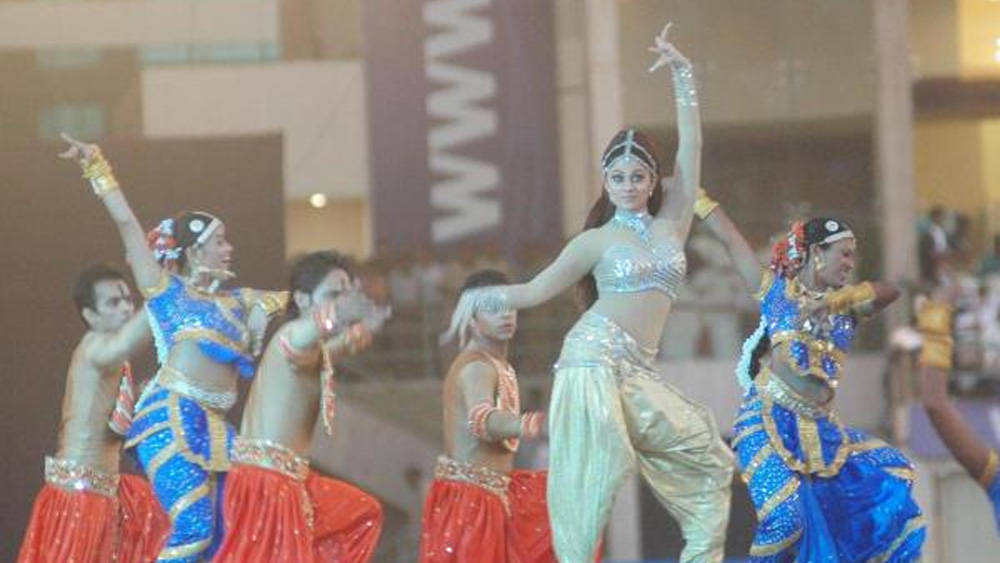 অমৃতার জন্ম ১৯৭৮-এর ৩১ জানুয়ারি, মুম্বইয়ে। তাঁর মা জয়েস পলিকার্প ছিলেন মালয়ালি ক্যাথলিক সম্প্রদায়ের। বাবা অনিল অরোরা আদতে ছিলেন পঞ্জাবের বাসিন্দা। কাজ করতেন মার্চেন্ট নেভিতে।