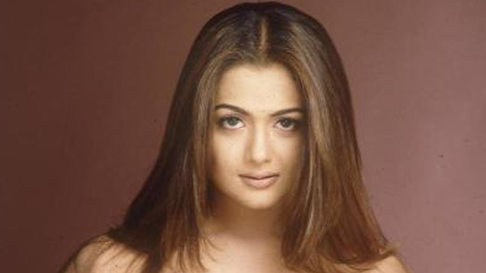 সে বছরই মুক্তি পায় অমৃতার আর একটি ছবি ‘আওয়ারা পাগল দিওয়ানা’। এই ছবিটি বাণিজ্যিক দিক দিয়ে অপেক্ষাকৃত সফল। কিন্তু তার পরেও ব্যর্থ নায়িকার তকমা পিছু ছাড়েনি অমৃতার।