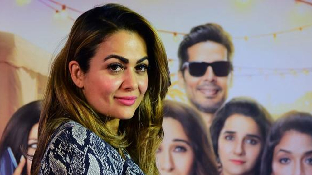 শোনা গিয়েছিল, শাকিল-নিশার বিয়ে ভাঙার পিছনে কারণ ছিলেন অমৃতা। তাঁর জন্যই নাকি নিশার থেকে সরে এসেছিলেন শাকিল। কিন্তু পরে এই দাবি উড়িয়ে দেন অমৃতার মা জয়েস।