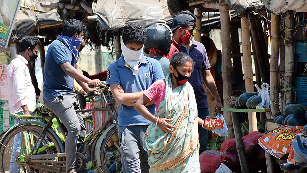  দাসপুরের এক যুবক করোনায় আক্রান্ত। তবু মঙ্গলবার ওই যুবকের গ্রামের বাজারে নিয়ম না মেনেই চলল বেচাকেনা। ছবি: কৌশিক সাঁতরা  