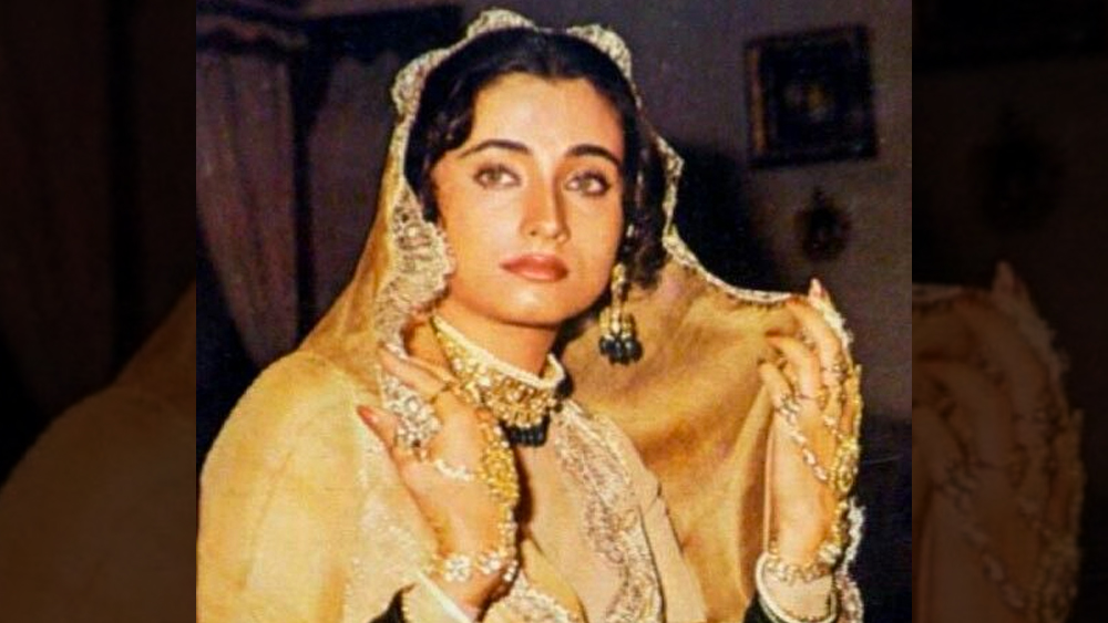 সলমা আগার জন্ম ১৯৬৪ সালের ২৯ অক্টোবর। পাকিস্তানের করাচিতে। তাঁর বাবা লিয়াকত গুল আগা ছিলেন মূল্যবান পাথর ও অ্যান্টিক ব্যবসায়ী। ইরান থেকে তিনি উপাধি পেয়েছিলেন ‘আগা’। প্রাচীন পারস্যে এই উপাধি দেওয়া হত সম্পন্ন বণিকদের। জন্ম করাচিতে হলেও সালমার শৈশব ও কৈশোরের বড় অংশ কেটেছে লন্ডনে। ব্রিটিশ নাগরিকত্বও রয়েছে তাঁর।