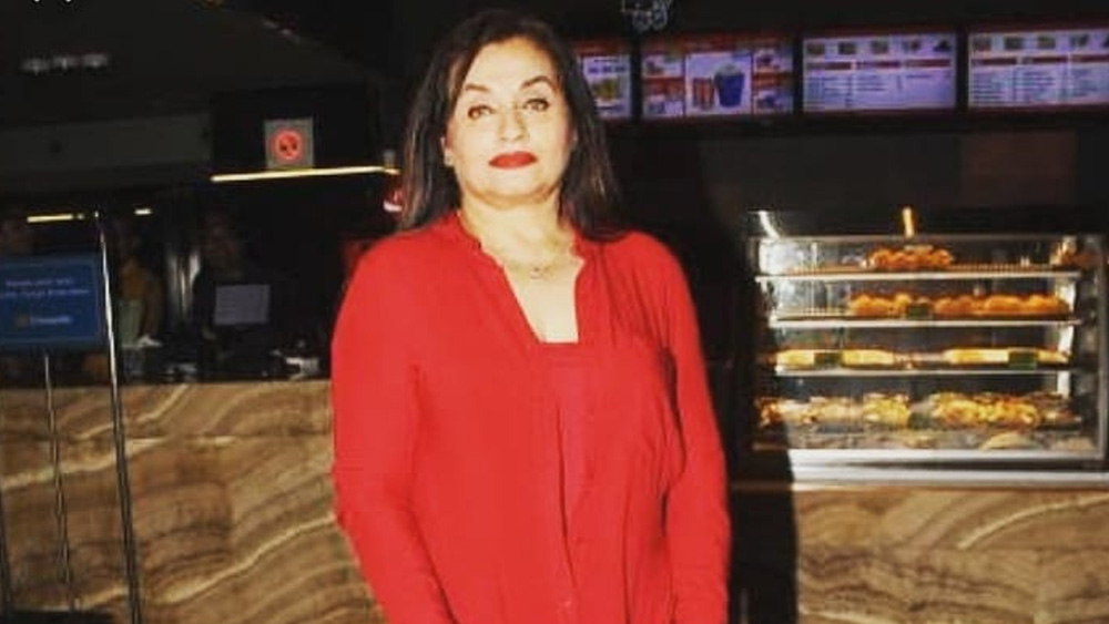 সলমার দিদিমা আনোয়ারি বিবি ছিলেন ভারতীয় চলচ্চিত্রের প্রথম দিকের নায়িকা। তাঁর প্রথম স্বামী রফিক গঞ্জাভি ছিলেন সুরকার। মেয়ের জন্মের পরে রফিকের সঙ্গে বিচ্ছেদ হয়ে যায় আনোয়ারি বাঈ বেগমের। তিনি বিয়ে করেন ব্যবসায়ী যুগলকিশোর মেহরাকে। আনোয়ারিকে বিয়ে করবেন বলে পরিবারের বিরুদ্ধে গিয়ে ধর্মান্তরিত হন যুগলকিশোর। তাঁর নতুন নাম হয় আহমেদ সলমন।