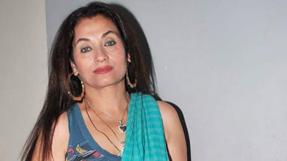 ভারতে থেকে কাজ করার ক্ষেত্রে যাতে তিনি জটিলতা এড়াতে পারেন, সে দিকে নজর রেখে কয়েক বছর আগে ‘ওভারসিজ সিটিজেন অব ইন্ডিয়া’ বা ওসিআই কার্ড দেওয়া হয়েছে ব্রিটিশ নাগরিক সলমা আগাকে। (ছবি: আর্কাইভ ও ফেসবুক)