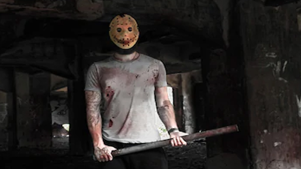 পুলিশের হাতে গ্রেফতারের সময় রামন রাঘবের কাছে ছিল একটি চশমা, একটি কাঁচি, দুটো চিরুনি, ধূপকাঠির স্ট্যান্ড, গুঁড়ো চা, রসুন, গাণিতিক হিসেবে ভরা দু’টি কাগজ। তার জামা এবং খাকি শর্টসে কাদার সঙ্গে মিশে গিয়েছিল রক্তের শুকনো দাগ।